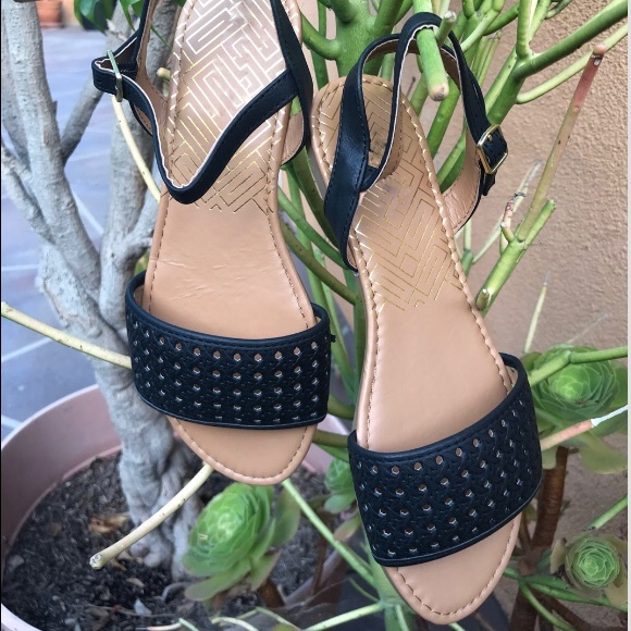New black woven texture sandals 8.5 left - Picture 3 of 8